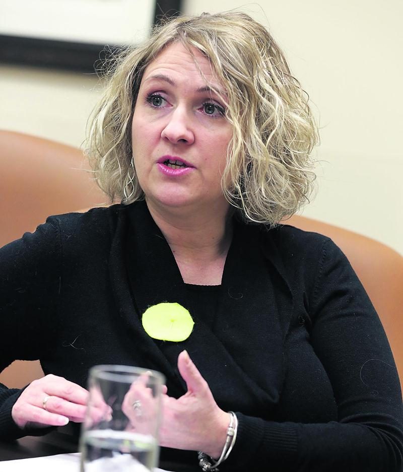 La directrice générale d’Espace carrière, Josée Jamieson, s’inquiète du sort réservé aux jeunes « sans chèque » qui ne pourront plus fréquenter le Carrefour jeunesse-emploi maskoutain après la mise en place de la réforme libérale.  Photo Robert Gosselin | Le Courrier ©