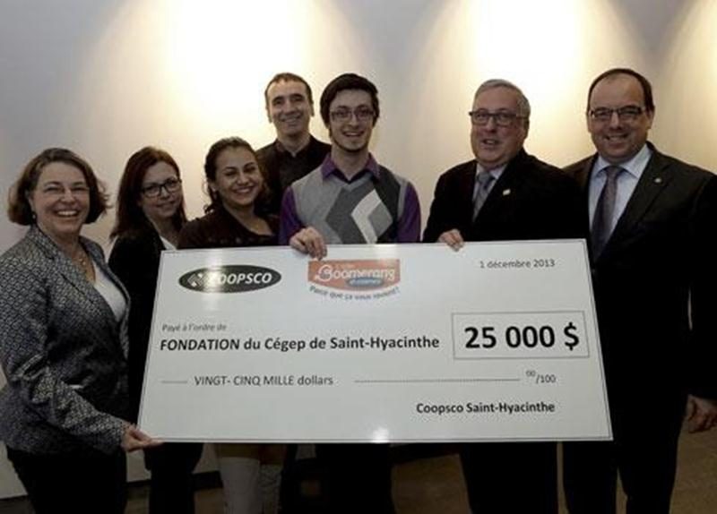 Annie Prévost, directrice générale de Coopsco Saint-Hyacinthe; Geneviève Despars, Milagros Loayza et Paul Gauthier, administrateurs au conseil d’administration de Coopsco Saint-Hyacinthe; Francis Ladurantaye, président du conseil d’administration de Coopsco Saint-Hyacinthe; Yvon Gingras, trésorier du conseil d’administration de la Fondation; et Roger Sylvestre, directeur général du Cégep de Saint-Hyacinthe.