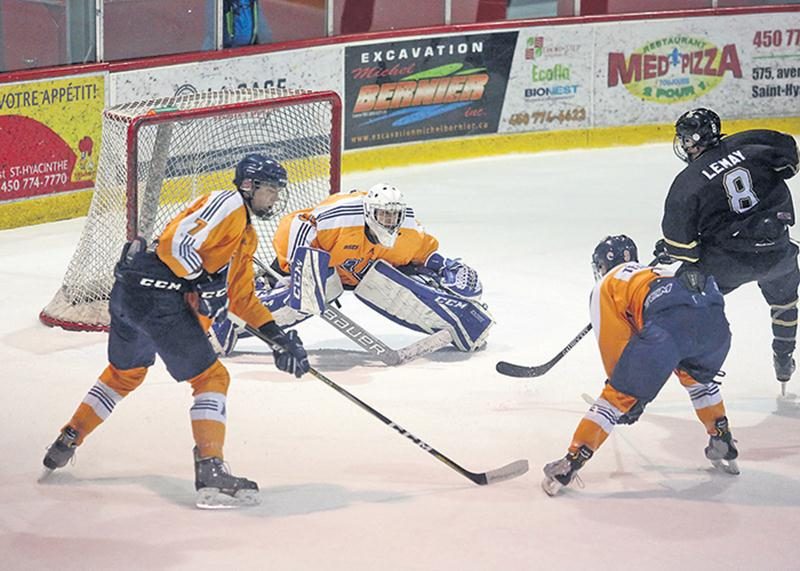 Le gardien du Boomerang, Jacob Delorme, n’avait pas perdu en temps règlementaire depuis son arrivée avec André-Laurendeau après les Fêtes, après avoir entamé la saison aux États-Unis. Il a causé bien des maux de tête à l’attaque des Lauréats dans cette série.  Photo Robert Gosselin | Le Courrier ©