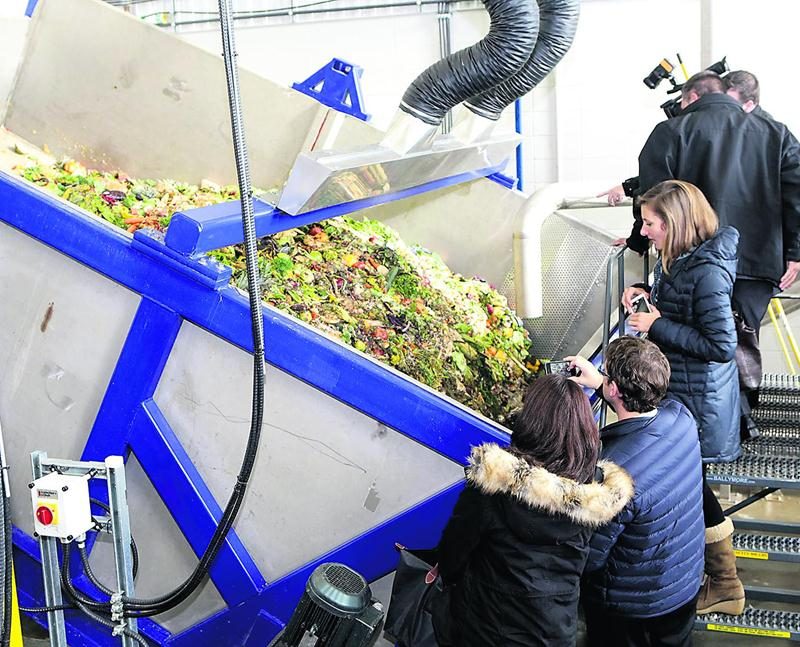 Les visiteurs ont examiné avec intérêt les installations de biométhanisation de la Ville de Saint-Hyacinthe. Photo Robert Gosselin | Le Courrier ©