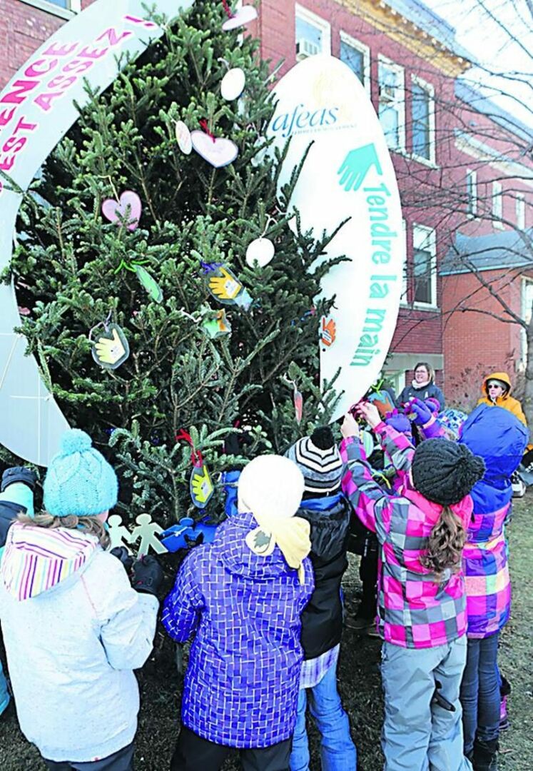 Les élèves de l’école Bois-Joli — Sacré-Coeur ont fièrement procédé à la décoration d’un arbre de la paix, le 2 décembre, devant les locaux de la commission scolaire de Saint-Hyacinthe. Photo Robert Gosselin | Le Courrier ©