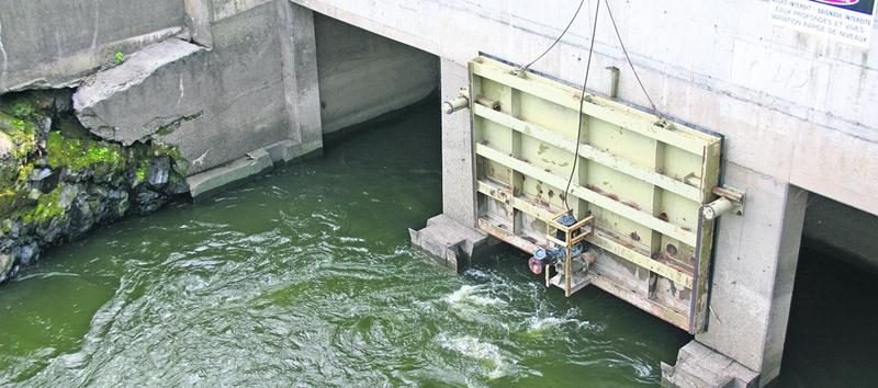 Des remous d’eau suspects considérant que selon la Ville la centrale devrait être à l’arrêt ont été observés dans le canal de fuite de la centrale le 28 juillet. Photo Rémi Léonard | Le Courrier ©
