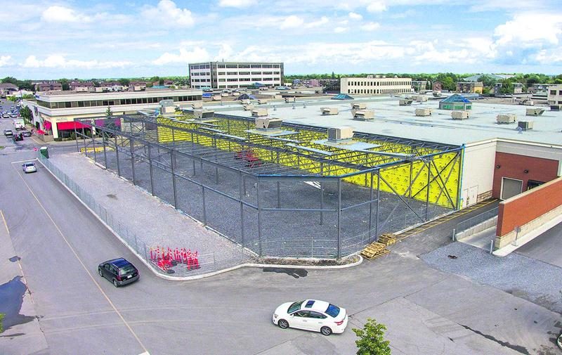 Vue aérienne de la partie démantelée des Galeries St-Hyacinthe où sera construit le futur centre de congrès municipal attenant au centre commercial. Photo François Larivière | Le Courrier ©