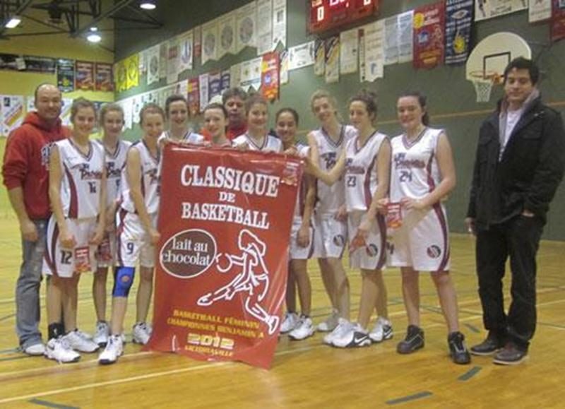 L'équipe féminine de basketball de l'école secondaire Saint-Joseph a remporté, en classe benjamin, la Classique Le Lait, à Victoriaville, le dimanche 8 janvier. Ce tournoi est l'un des plus importants au Québec du côté féminin. Il s'agissait d'un deuxième triomphe en deux mois pour la troupe dirigée par Jonathan Morin et Nicolas Jauvin, elle qui avait aussi remporté les honneurs d'un tournoi à Trois-Rivières, en novembre dernier. Les Patriotes ont défait les Astéries de Victoriaville en finale,