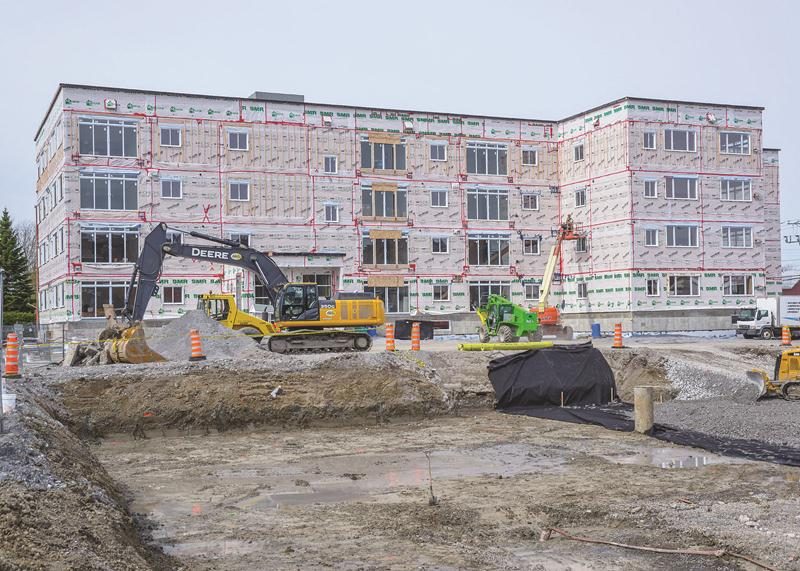 Un troisième immeuble est en construction sur le site du complexe le Notre-Dame situé à proximité du centre-ville. Photo François Larivière | Le Courrier ©