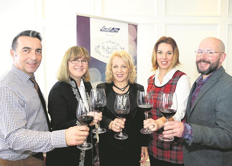 Daniel Hudon, de Baril Ford Lincoln, présentateur de l’événement, Chantal Chouinard, présidente bénévole du CA de Centraide Richelieu-Yamaska, Chantal Gagnon, présidente d’honneur, Nancy Bergeron, présidente de RRM et du comité organisateur, et Pierre Deslandes, du Club de golf La Providence, vous invitent à participer en grand nombre à la 7e Fine Tablée Centraide.   Photo Robert Gosselin | Le Courrier ©