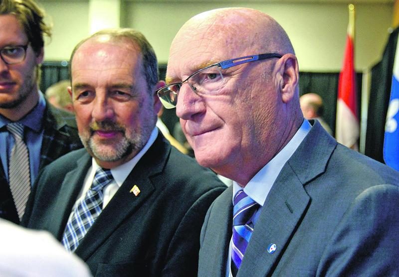 Mêlée de presse oblige, Réjean Léveillé a eu droit à son premier contact privilégié avec son ancienne confrérie, sous le regard du ministre Denis Lebel. Photo François Larivière | Le Courrier ©