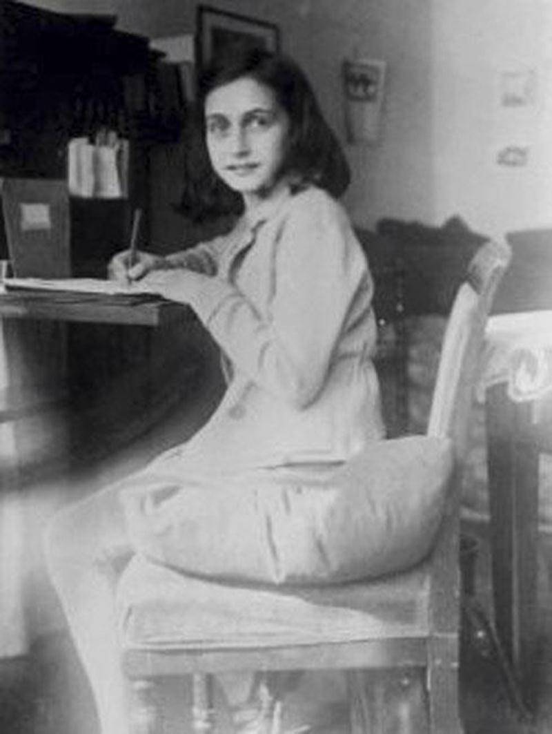 Anne Frank, écrivant à son bureau, avant que sa famille ne vive dans la clandestinité. Maison d'Anne Frank | Collaboration spéciale ©