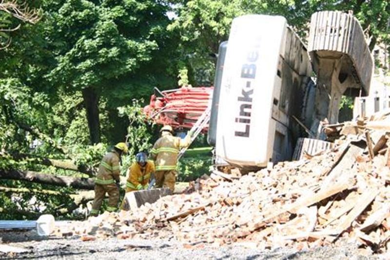 La démolition de la Maison Dessaulles a été plus complexe que prévu. Le renversement de la pelle mécanique a entraîné une série d'incidents.