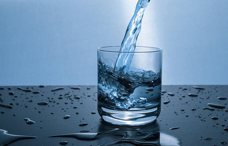 Des traces négligeables d’insecticides ont été détectées par des chercheurs dans l’eau potable distribuée à Saint-Hyacinthe. Le directeur de l’étude ne s’alarme toutefois pas sur le danger de consommer cette eau, mais plutôt sur la présence des néonicotinoïdes dans notre environnement.