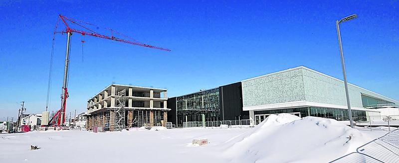 Un hôtel de 12 étages actuellement en construction sera greffé au centre des congrès. La cuisine et le premier étage du Centrexpo disposeront d’un accès direct à l’établissement hôtelier. Celui-ci est la propriété de la bannière Grand Times Hôtel. Photo François Larivière | Le Courrier ©