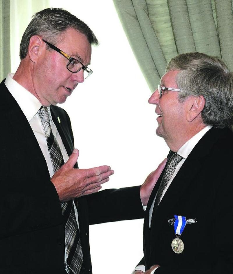 Le maire de Saint-Hyacinthe, Claude Corbeil, a présenté ses hommages au nouveau chevalier de l’Ordre national du Québec, Ray-Marc Dumoulin, au cours d’une réception civique à l’hôtel de ville. Photo François Larivière | Le Courrier ©