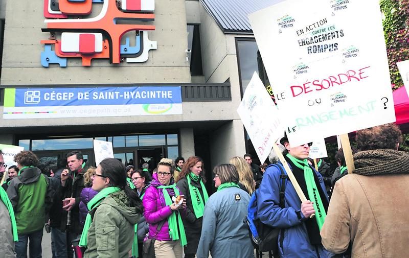 Les professeurs du Cégep de Saint-Hyacinthe font pression sur le gouvernement pour qu’il reprenne les négociations en lien avec l’exercice de relativité salariale.  Photo Robert Gosselin | Le Courrier ©