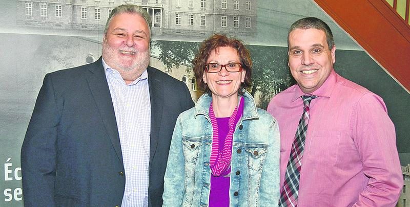 Les deux coprésidents d’honneur de l’Omnium de golf Guy-Lecocq, Martin Bourassa et Sylvie Comtois, posent en compagnie du directeur de l’école secondaire Casavant, Sylvain Fugère (à gauche). Photo François Larivière | Le Courrier ©