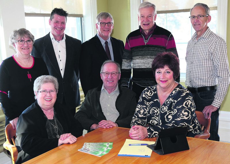 Sur la photo, à l’avant, Ginette St-Onge (Paroisse Notre-Dame-du-Rosaire), Robert Charbonneau (Paroisse Saint-Thomas-d’Aquin) et Josée Maranda (Paroisse Sainte-Eugénie de Douville). À l’arrière : Diane Daneau (Région pastorale de Saint-Hyacinthe), Claude Hamel (Paroisse Cathédrale), Lucien Palardy (Paroisse Saint-Joseph), André Yvon (Paroisse Sainte-Rosalie) et Pierre Dumas (Paroisse Précieux-Sang de La Providence).   Photo Robert Gosselin | Le Courrier ©