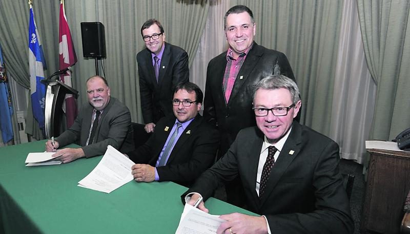 Réjean Pion, directeur général de la Régie intermunicipale d’Acton et des Maskoutains, Louis Bilodeau, directeur général de la Ville de Saint-Hyacinthe, Guy Bond, président de la Régie, le conseiller Sylvain Savoie et le maire Claude Corbeil (dans l’ordre) ont participé mardi à la signature du protocole d’entente. Photo Robert Gosselin | Le Courrier ©