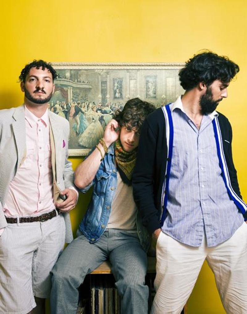 Jeunes et moins jeunes sont invités à partager un moment de bonheur avec le groupe de la Nouvelle-Écosse, Radio-Radio, qui fait l’unanimité partout où il passe. Ainsi, ce mardi 12 juillet, dans le cadre des Beaux Mardis de Casimir, dès 19 h 30, place aux rythmes hip-hop, pop, électros et humoristiques du groupe qui chante avec un accent si chaleureux et réjouit les gens avec son deuxième album, <em>Belmundo Regal</em>.