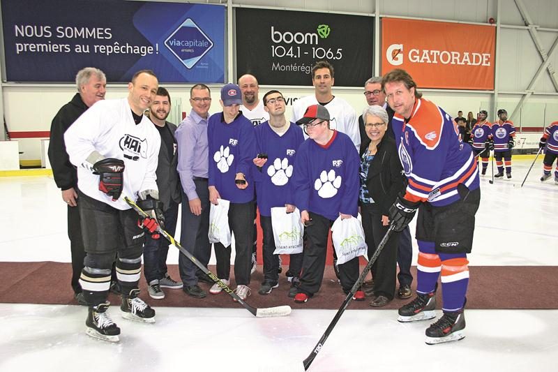 Le coup d’envoi du tournoi des Patriotes a été donné par des élèves de l’école René-Saint-Pierre, en compagnie de la députée fédérale Brigitte Sansoucy et du maire de Saint-Hyacinthe Claude Corbeil.