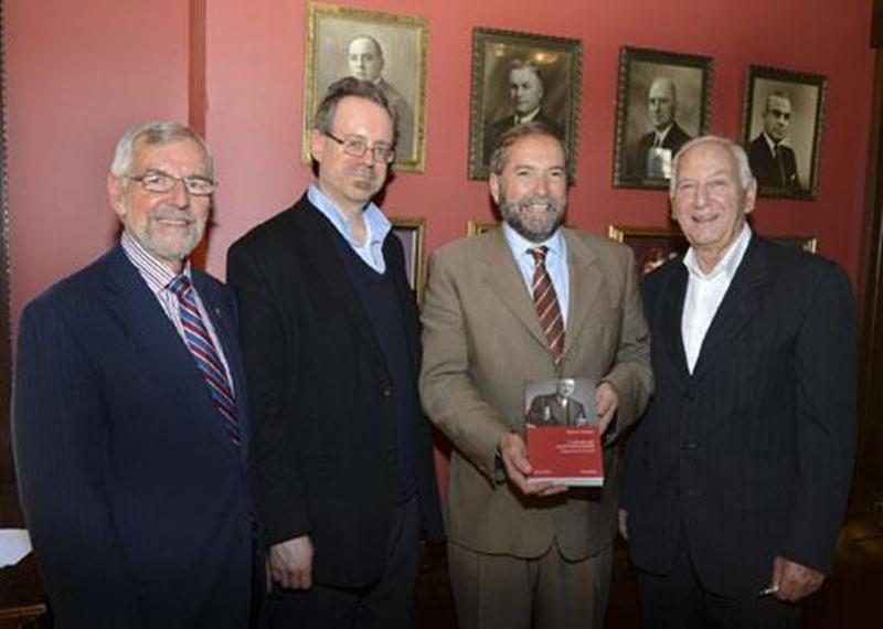 De gauche à droite : Claude Bernier, maire de Saint-Hyacinthe, André Gagnon, directeur littéraire chez Hurtubise, Thomas Mulcair, chef de l'Opposition officielle à Ottawa et Frank Guttman, auteur du livre <em>Le Diable de Saint-Hyacinthe</em>.
