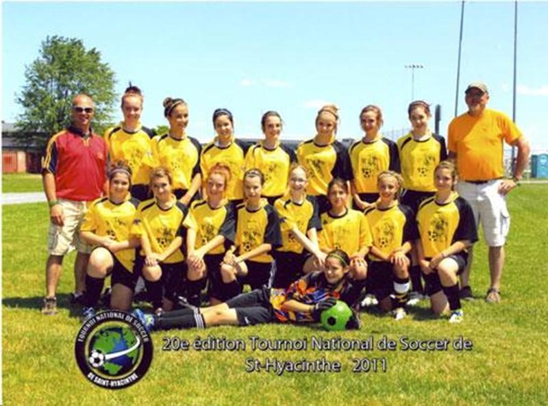 Les joueuses des Tigres de Saint-Liboire classe U14 A ont complété une saison remplie de succès avec deux titres de championnes, dont celui du Tournoi national de soccer de Saint-Hyacinthe. Sur la photo (de gauche à droite, à partir du haut) : Jean Cordeau (entraîneur), Sandrine Tellier, Myriam Côté, Roxanne Beauregard, Sabrina Laprade Turcotte, Jessica Demers, Florence Lagacé, Sandrine Dion Bergeron, Jacques Lagacé (entraîneur), Roxanne Provost, Kimberly Carignan, Mélissa Laprade Turcotte, Laur