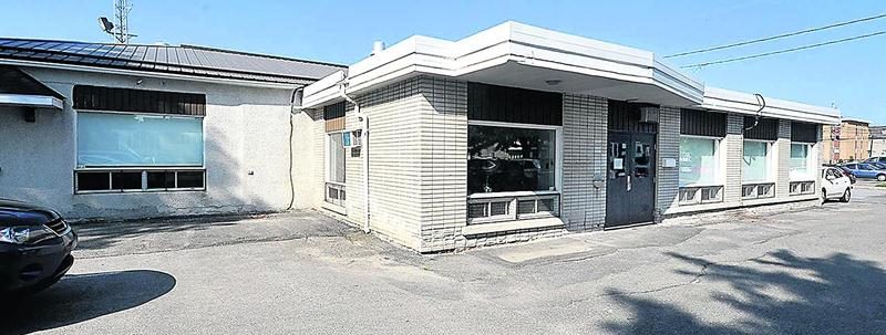 Avec la démolition du centre communautaire abandonné disparaîtra aussi l’ancien hôtel de ville de la municipalité de Douville. Photo François Larivière | Le Courrier ©