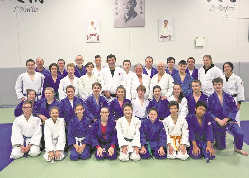 Nicolas Gill (au centre) en compagnie des membres du Club de judo Saint-Hyacinthe. Photo Robert Gosselin | Le Courrier ©