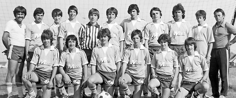 L’équipe Maska midget en 1981 avec les entraîneurs Luc Perrault et Jean-Pierre Le Gall. Photo CHSH – Fonds Raymond Bélanger, photographe
