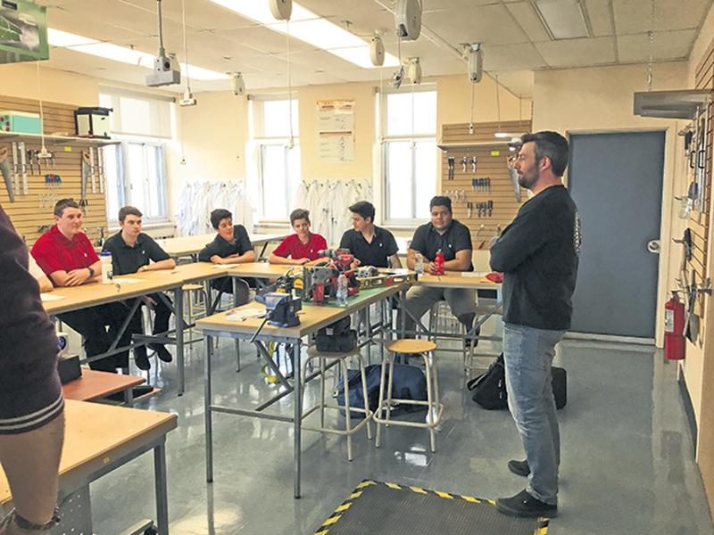 Les élèves de 3e secondaire de l’ÉSSJ ont eu la chance de participer à plusieurs ateliers et conférences entourant différents métiers dans le cadre du Colloque « Clin d’œil sur ton Avenir ».