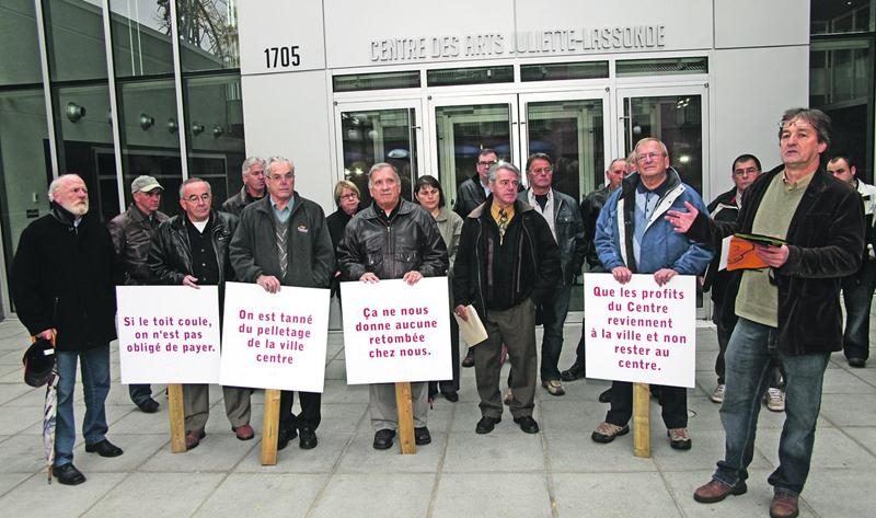 Les maires de la MRC appuient moralement le maire de Saint-Hyacinthe dans ses démarches visant l’implantation d’un centre des congrès, un équipement qui à leurs yeux n’est pas un équipement supralocal comme peut l’être le Centre des arts Juliette-Lassonde. À l’époque, ils n’avaient pas hésité à afficher clairement leur mécontentement à l’idée de recevoir une facture de la Ville pour supporter les opérations de la salle de spectacles. Photothèque | Le Courrier ©