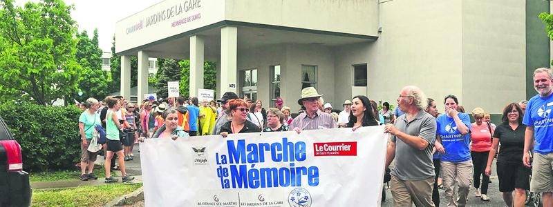 Plus de 300 personnes se sont réunies à l’occasion de la Marche de la Mémoire, au profit de la Société d’Alzheimer des Maskoutains-Vallée-des-Patriotes. Photo Robert Gosselin | Le Courrier ©