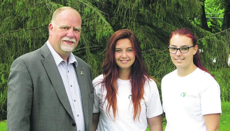 Kim Lavoie-Nadeau et Megan Goudreau posent en compagnie de Réjean Pion, directeur général de la Régie intermunicipale d’Acton et des Maskoutains.