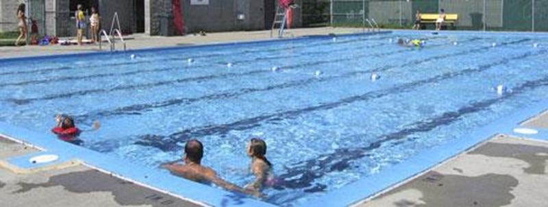 La Ville de Saint-Hyacinthe confie à la Corporation aquatique maskoutaine la gestion des 8 piscines municipales, 4 pataugeoires et 5 jeux d’eau de son territoire. Accès gratuit pour tous. Aujourd’hui et demain, les piscines ouvrent à 15 h 30. Veuillez noter que la piscine du quartier Douville est fermée en raison de la construction du nouveau Centre communautaire; quant à la piscine du quartier La Providence, les travaux de finition du nouveau chalet d’accueil devraient se terminer sous peu. Pou