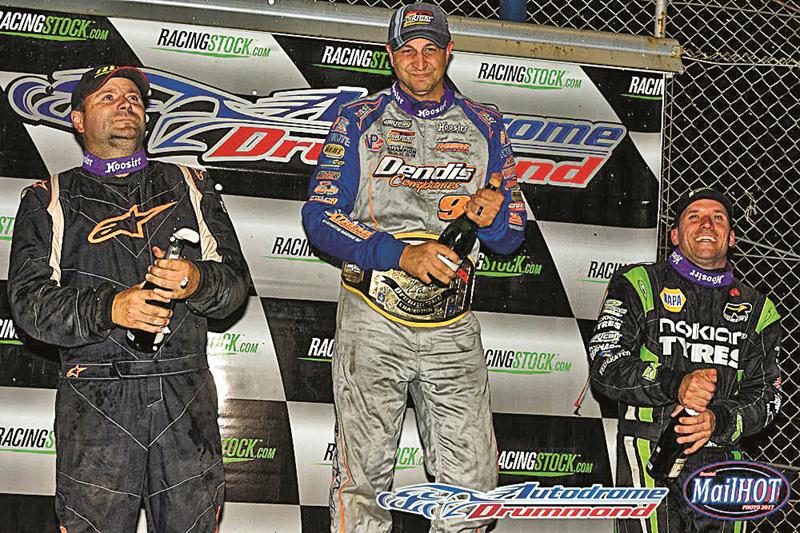 Pour la première fois, deux Québécois montaient sur le podium des 100 tours de la course des gros blocks à l’Autodrome Drummond. De gauche à droite, le Maskoutain Steve Bernier (2e), le New-Yorkais Matt Sheppard (1er) et le Granbyen Steve Bernard (3e).  Photo Courtoisie Autodrome Drummond / Photo Daniel Mailhot