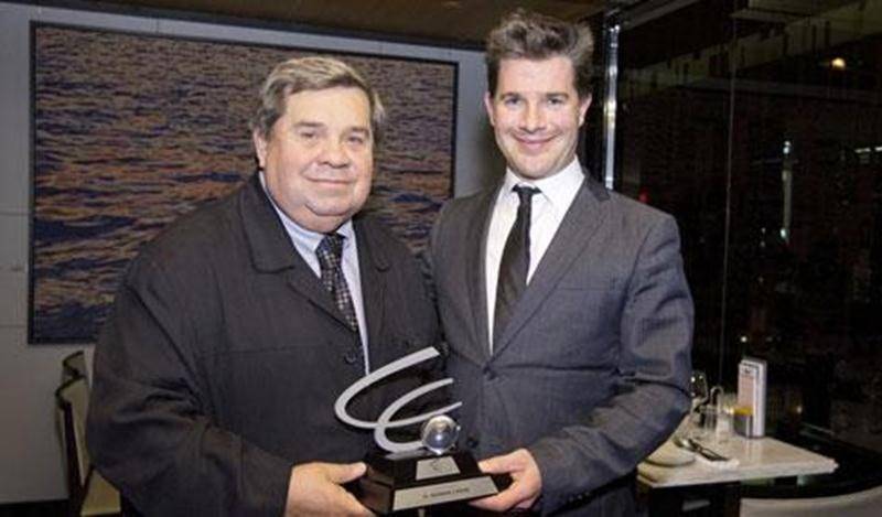 Germain Caron a reçu le prix Michel Hupé 2013 des mains de François-Patrick Allard, directeur général de la Société des bingos du Québec.