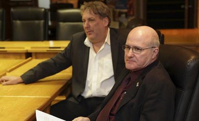 Deux spectateurs attentifs du point de presse commun de la Ville, du CLD et de la Cité de la biotechnologie: Mario De Tilly, directeur général du CLD, en compagnie de Gabriel Michaud, directeur général de la MRC.