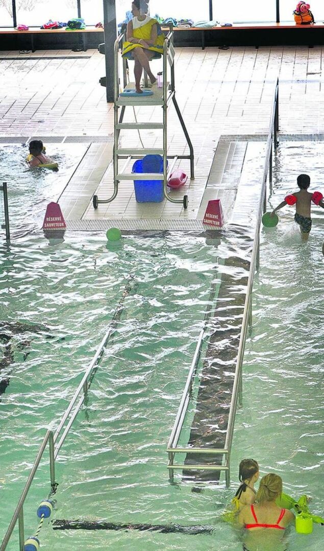 Une rampe destinée aux personnes à mobilité réduite, en partie immergée dans l’un des ­bassins du Centre aquatique Desjardins, pourrait compromettre la sécurité, selon la RBQ.  Photo François Larivière | Le Courrier ©