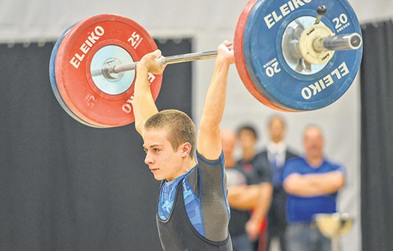 Avec son record à l’épaulé-jeté, Youri Simard détient désormais tous les records canadiens juniors chez les 56 kg. Photothèque | Le Courrier ©