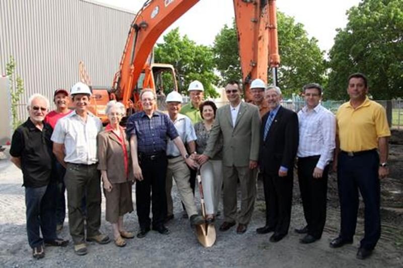 Première pelletée de terre pour l'agrandissement et la rénovation de la bâtisse de l'organisme La Moisson Maskoutaine. Pour amasser des fonds, une campagne de financement a été lancée sous la présidence d'honneur de l'homme d'affaires maskoutain, Guy Jodoin. À ce jour, un demi-million de dollars a été amassé pour un objectif de 750 000 $. On voit sur la photo les membres du conseil d'administration de La Moisson Maskoutaine et les personnes impliquées dans le projet.