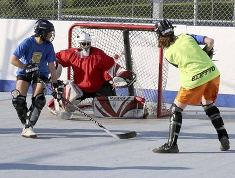 Le dek hockey prend de plus en plus de place dans le paysage sportif en été. Plus de 70 équipes jouent sur l'unique surface aménagée à Saint-Hyacinthe.