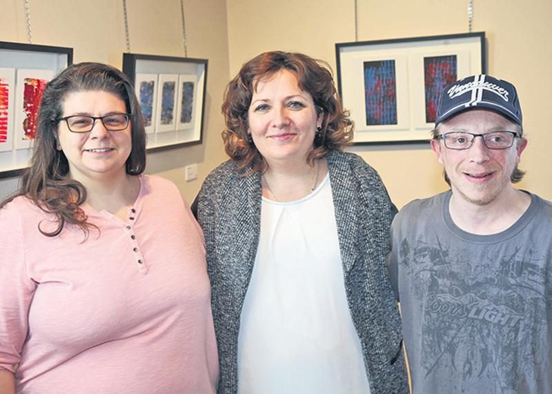 Éloïse Beaulé, porte-parole d’À livres ouverts à Saint-Hyacinthe et elle-même livre vivant, est entourée de deux autres livres vivants, Stéphanie Coutu et Luc Boudreau, qui partageront leur vécu par rapport à la santé mentale les 6 et 7 avril. Photo Robert Gosselin | Le Courrier ©