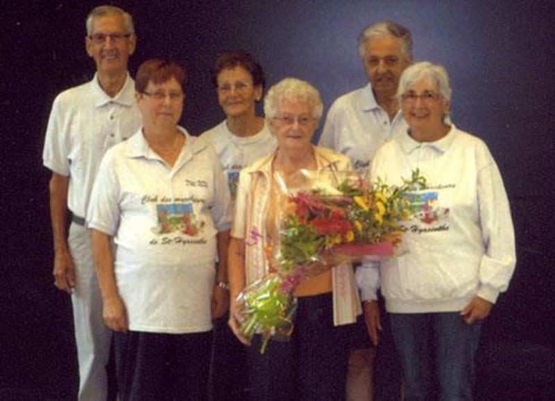 Le Club des marcheurs félicite Thérèse Laperle d'avoir atteint l'objectif des 5 000 présences lors des marches quotidiennes du Club à l'intérieur des Galeries St-Hyacinthe. Le Club des marcheurs a fêté cet exploit dans le but de souligner l'assiduité et la participation de Mme Laperle. Sur la photo, à l'avant, de gauche à droite : Claudette Talbot, Thérèse Laperle et Louise Tanguay. À l'arrière, dans le même ordre : Roger Binette, Raymonde Ménard et Alfred Tessier.