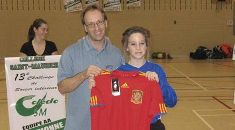 Daniel Patenaude, responsable des sports au Collège Saint-Maurice et organisateur du tournoi, accompagné de la gardienne Mégane Sauvé, de l'école Saint-Joseph, nommée joueuse du tournoi dans sa catégorie d'âge.