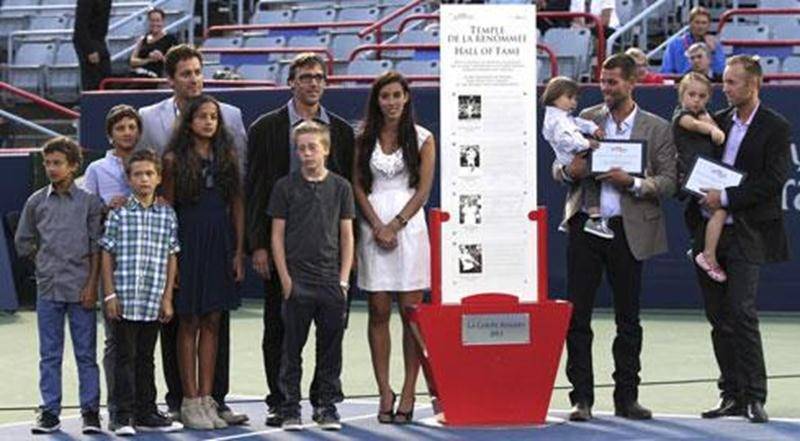 Sébastien Le Blanc a été intronisé au Temple de la renommée de la Coupe Rogers le 5 août sur le court central du Stade Uniprix. On le voit à gauche entouré de ses quatre enfants, venus lui remettre une plaque lors de la cérémonie.