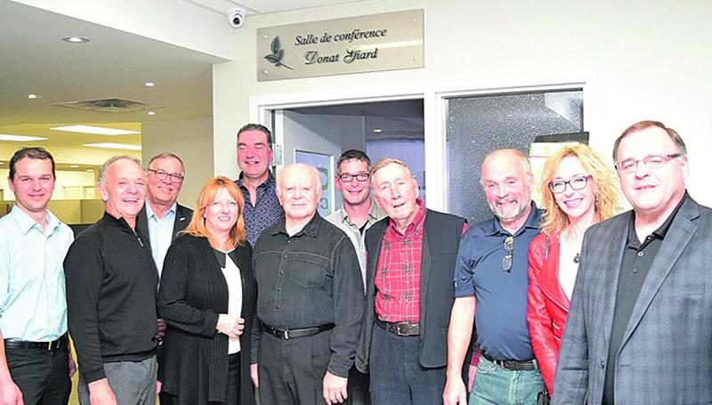 Cette photo a été prise lors du dévoilement officiel de l’appellation de la salle de conférence de La Coop Comax. M. Giard pose en compagnie de membres de sa famille, des administrateurs, des membres du comité de direction ainsi que des employés de la Coop.