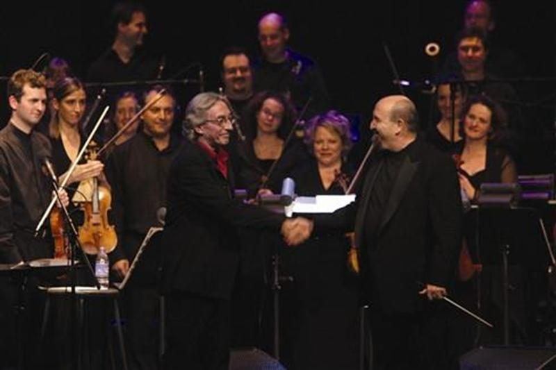 Le Centre des arts Juliette-Lassonde présente le concert Desjardins Symphonique. L’oeuvre du poète Richard Desjardins sera à l’honneur lors de ce concert mettant en vedette 40 musiciens de la Sinfonia de Lanaudière, sous la direction de Gilles Bellemare, en plus de Richard Desjardins lui-même! Créé dans le cadre de Coup de coeur francophone en 2004, ce concert met en lumière l’oeuvre de Richard Desjardins sur des arrangements de Gilles Bellemare. Sous la baguette de M. Bellemarre, l'oeuvre de De