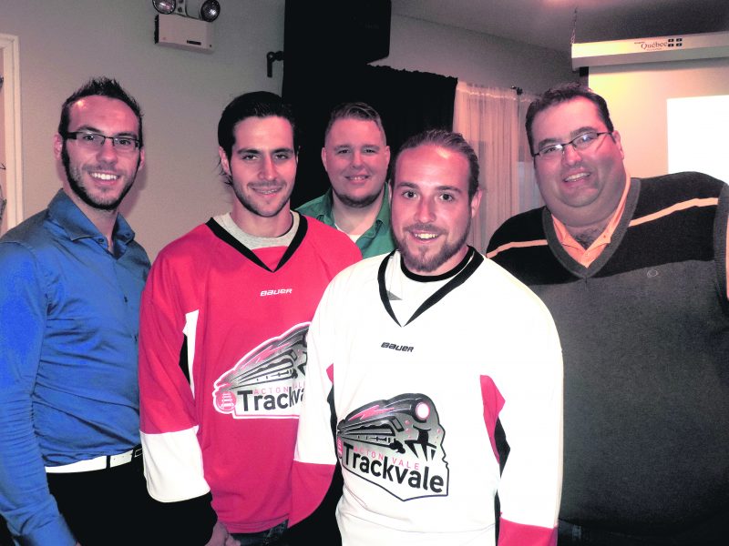 Sur la photo, le cofondateur Maxime Bell-Savoie, Olivier Chagnon, le gouverneur directeur général Érik Archambault, Antony Boily et l’entraîneur-chef David Morin. Photo Annie Gagnon