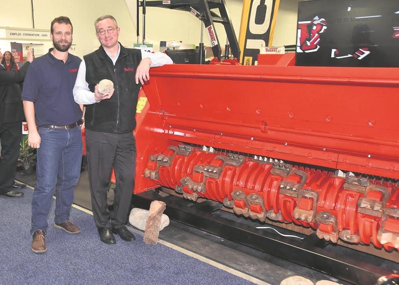 Bugnot, une entreprise française qui se spécialise depuis plus de cent ans dans la fabrication de machinerie agricole propose pour le marché canadien un broyeur de pierres et un broyeur destiné aux produits forestiers. Sur la photo, à gauche, Philippe Goubau, directeur de Bugnot NA et Pascal Vannier, directeur des exports chez Bugnot France. Photo François Larivière | Le Courrier ©