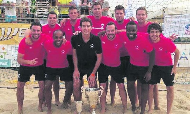 L’équipe canadienne de beach soccer après sa victoire pour la troisième place à Vieste, en Italie. Photo Facebook