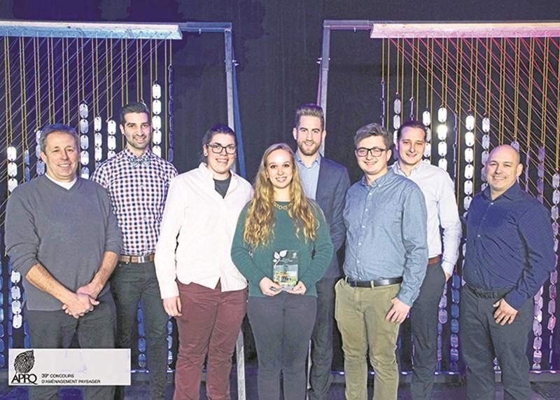 Les finissants du programme Paysage et commercialisation en horticulture ornementale de l’ITA sont repartis avec le 1er prix dans la catégorie « Jardins de la relève ». Sur la photo, dans l’ordre habituel : Réal Normandeau, technologue à l’ITA, Georges Stoian, Élody Constantineau, Rébekka Labrecque, Vincent Beaudoin, président de l’APPQ, Alexandre Fortin, Jean-François Hamelin et Jean-Luc Tremblay, professeur à l’ITA. Absent sur la photo : Jordan Lacoste. Photo Courtoisie