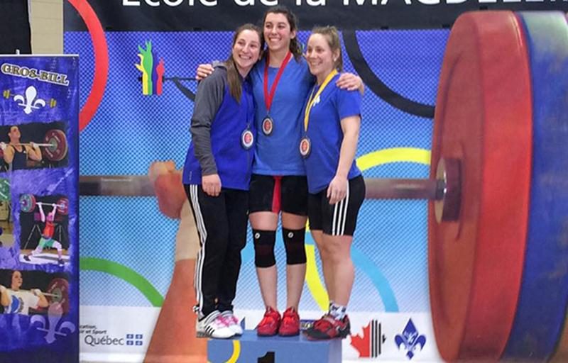 La Machine Rouge a balayé le podium chez les 58 kg. Sur la photo, on retrouve   Caroline Lamarche-McClure (2e), Tali Darsigny (1re) et Rachel Leblanc-Bazinet (3e).    Photo Facebook